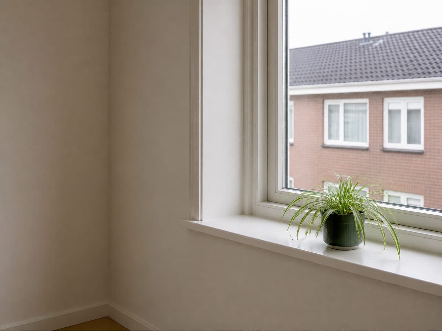 Afgewerkte vensterbank en raamkozijn in een woning.