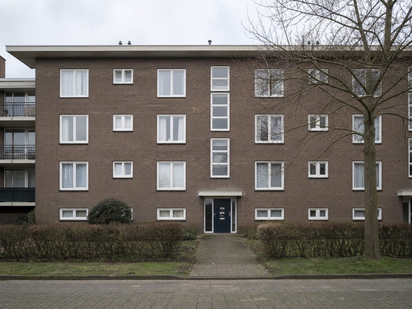 Nederlands appartementencomplex met meerdere woningen.