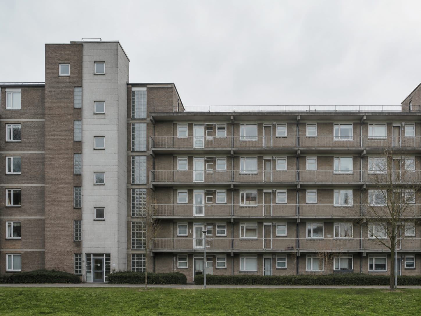 Wooncomplex met galerijen en meerdere woningen.